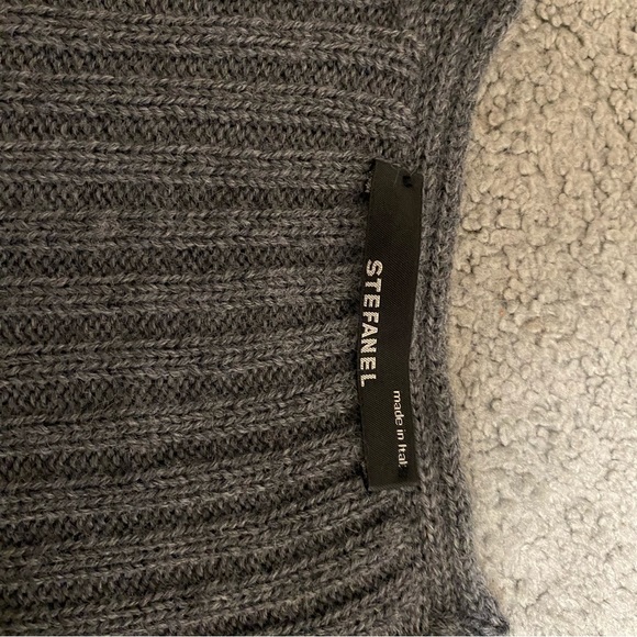 STEFANEL Wool V-Neck Ribbed Dress with Flared Sleeves & Hem - Picture 4 of 12